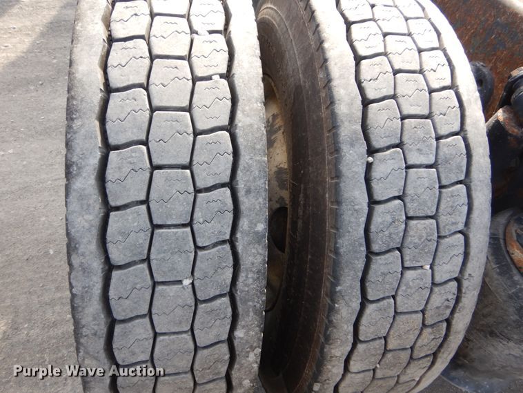 image for item IV9522 2012 Freightliner Cascadia  semi truck