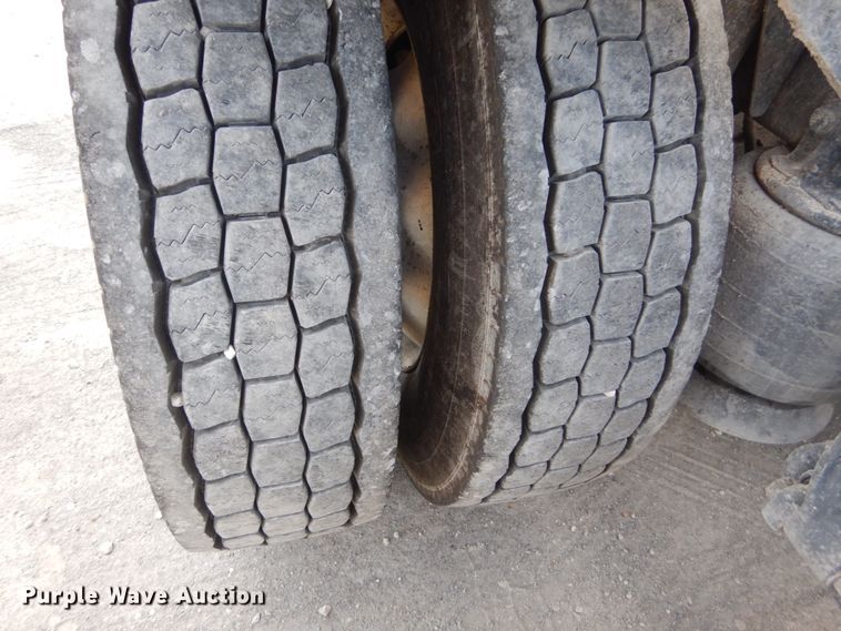 image for item IV9522 2012 Freightliner Cascadia  semi truck