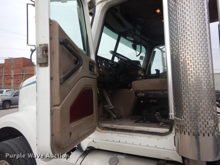 image for item IV9537 2007 International 9900i  truck cab and chassis