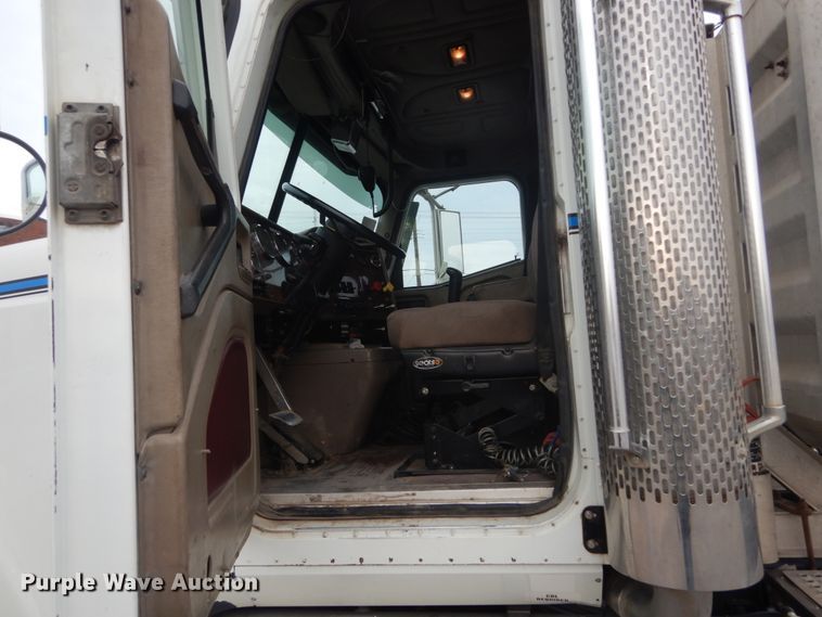 image for item IV9537 2007 International 9900i  truck cab and chassis