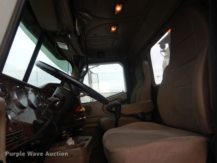 image for item IV9537 2007 International 9900i  truck cab and chassis