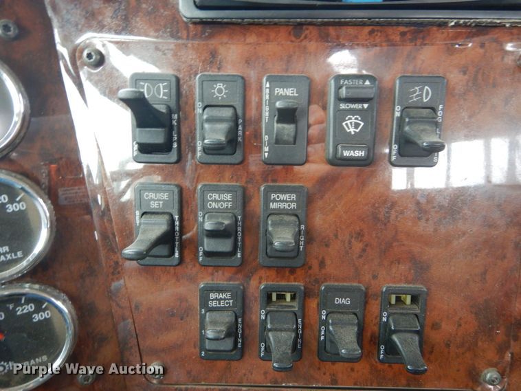 image for item IV9537 2007 International 9900i  truck cab and chassis