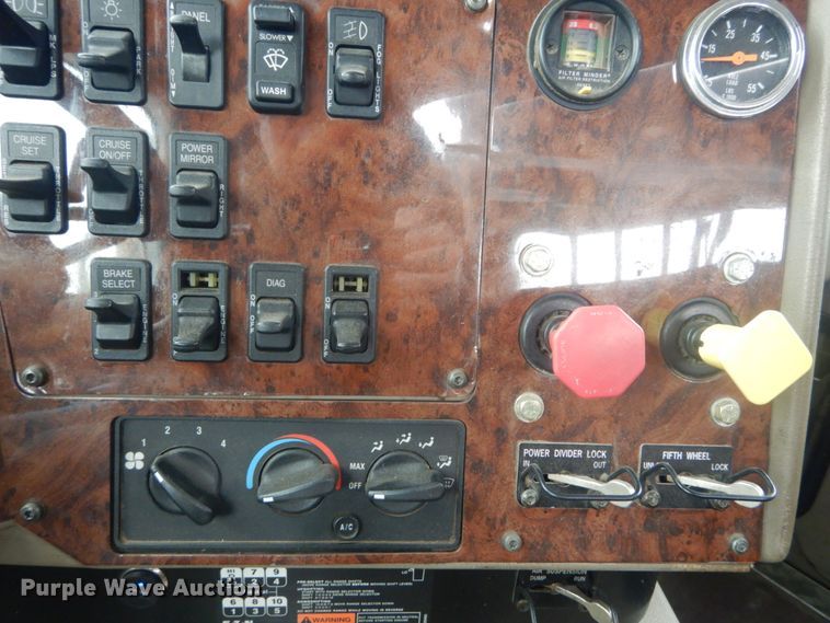 image for item IV9537 2007 International 9900i  truck cab and chassis