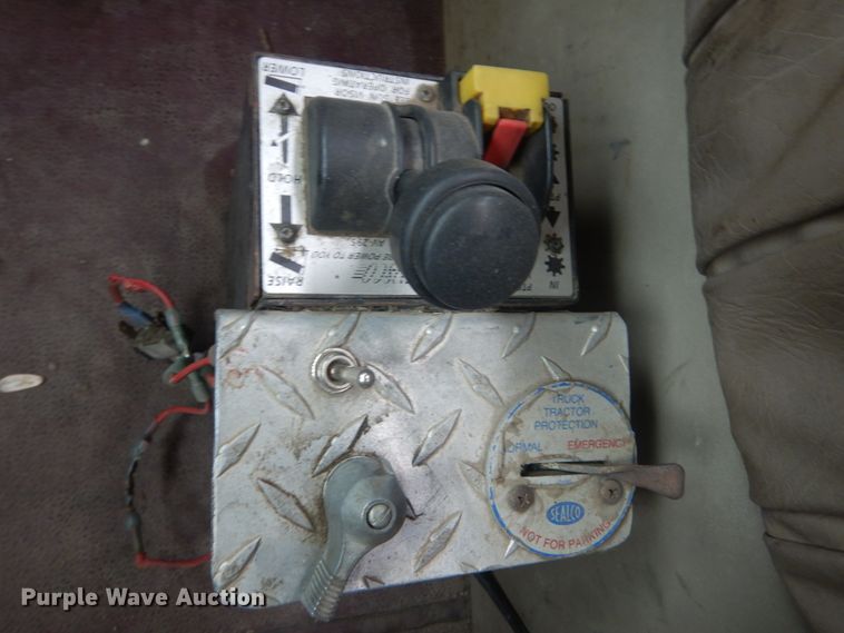 image for item IV9537 2007 International 9900i  truck cab and chassis