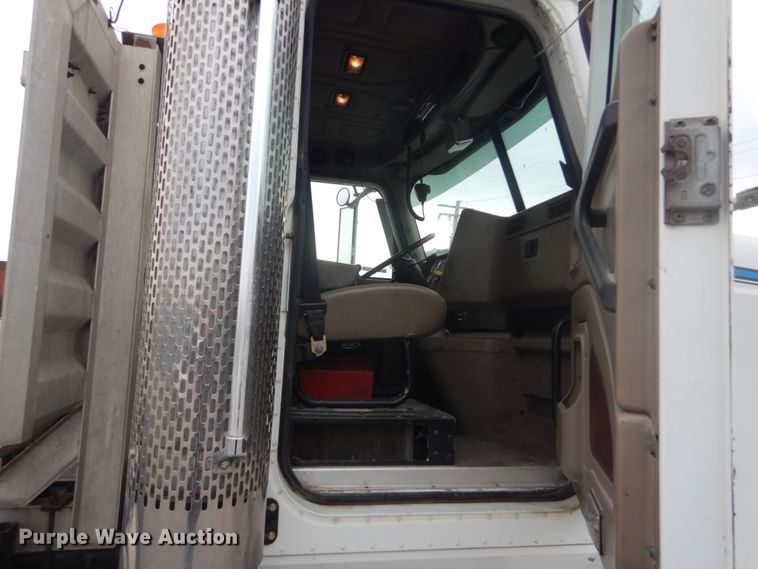 image for item IV9537 2007 International 9900i  truck cab and chassis