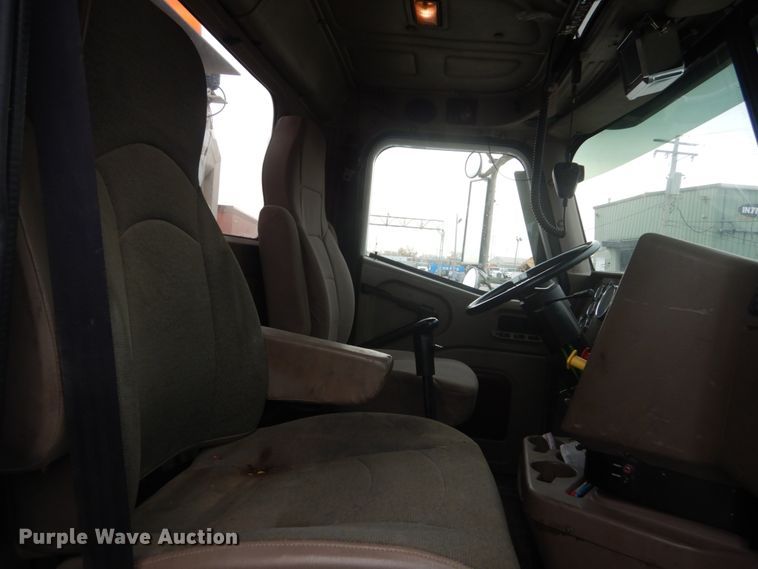 image for item IV9537 2007 International 9900i  truck cab and chassis