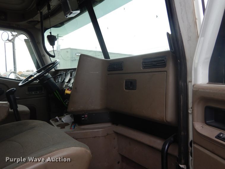 image for item IV9537 2007 International 9900i  truck cab and chassis