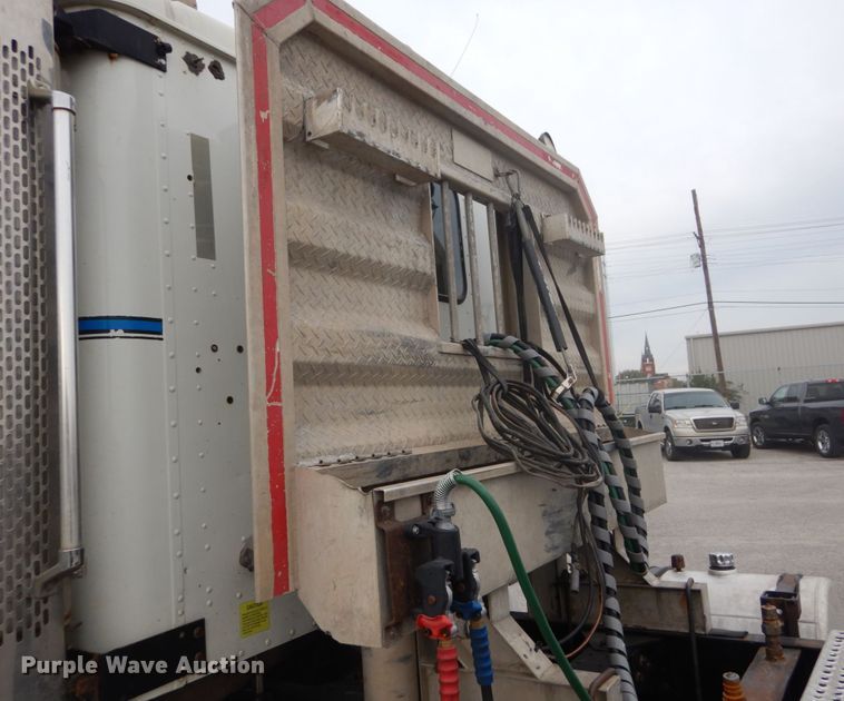 image for item IV9537 2007 International 9900i  truck cab and chassis