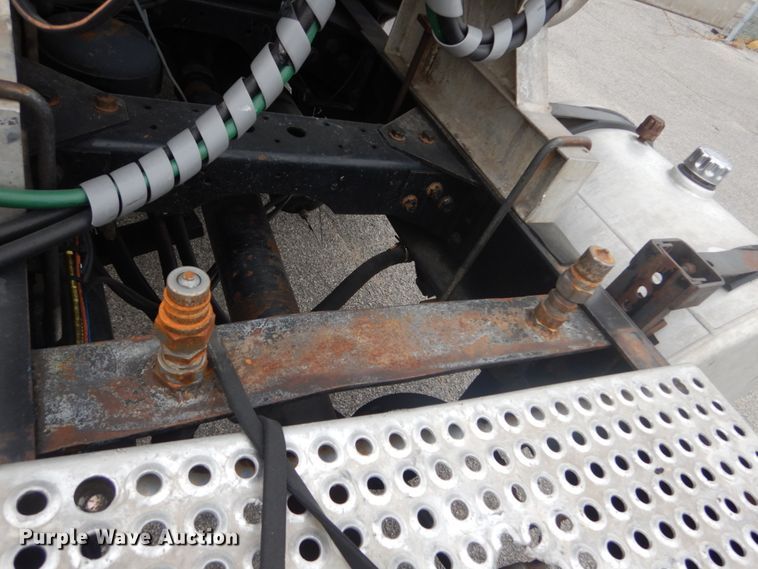 image for item IV9537 2007 International 9900i  truck cab and chassis