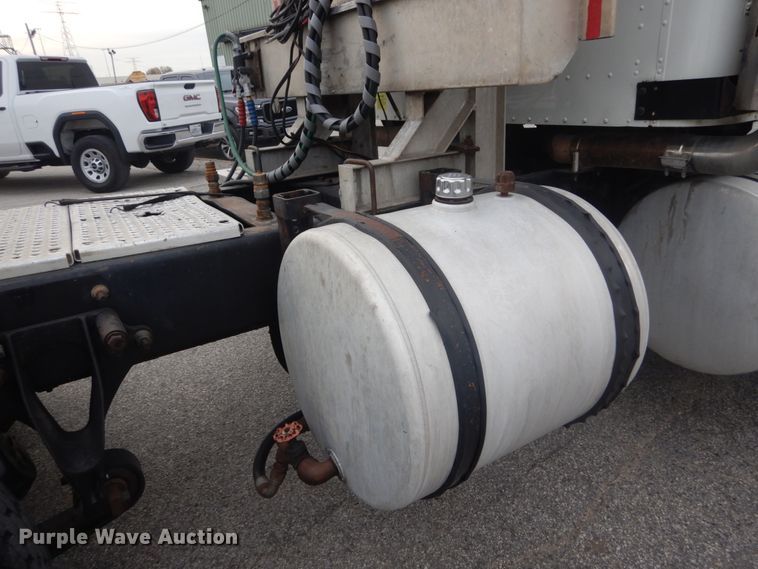 image for item IV9537 2007 International 9900i  truck cab and chassis