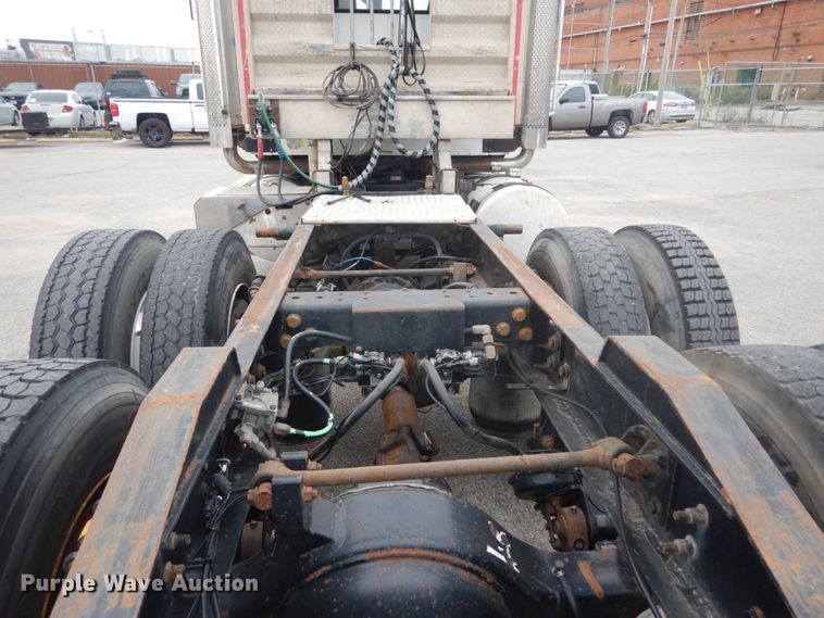 image for item IV9537 2007 International 9900i  truck cab and chassis