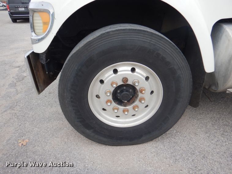 image for item IV9537 2007 International 9900i  truck cab and chassis