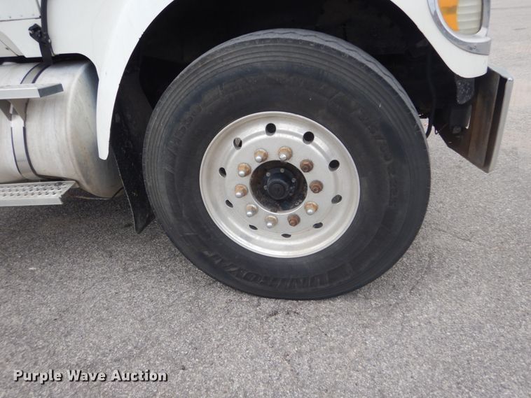 image for item IV9537 2007 International 9900i  truck cab and chassis