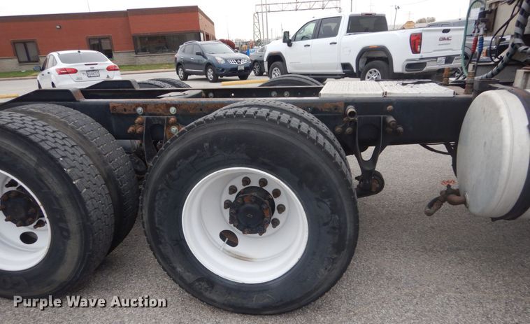 image for item IV9537 2007 International 9900i  truck cab and chassis