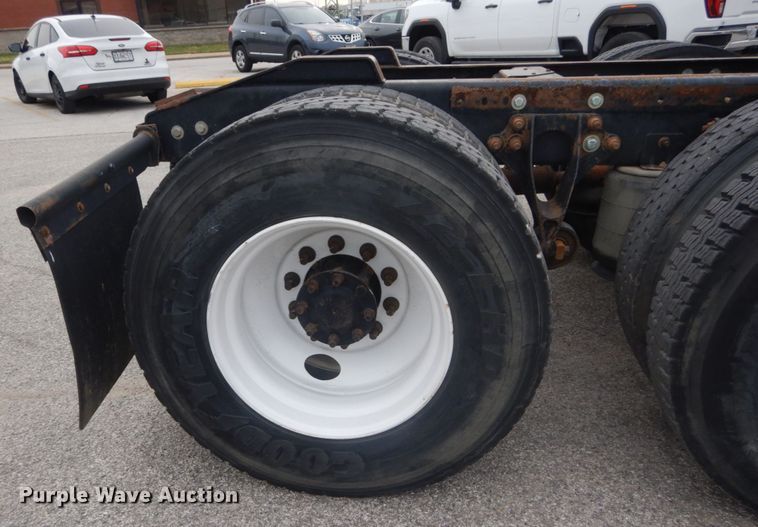 image for item IV9537 2007 International 9900i  truck cab and chassis