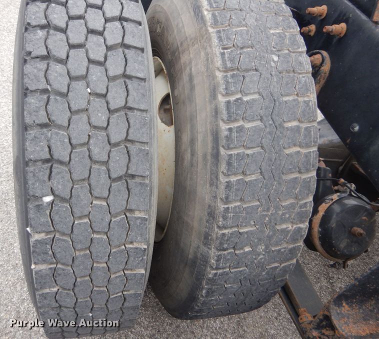 image for item IV9537 2007 International 9900i  truck cab and chassis