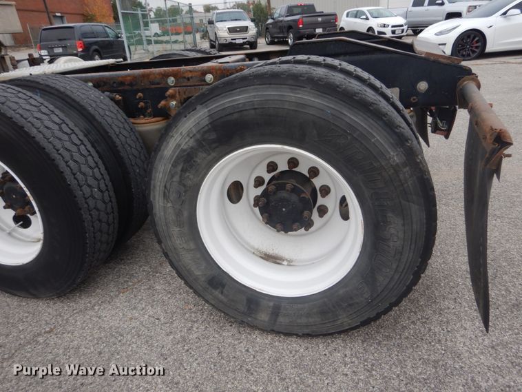 image for item IV9537 2007 International 9900i  truck cab and chassis