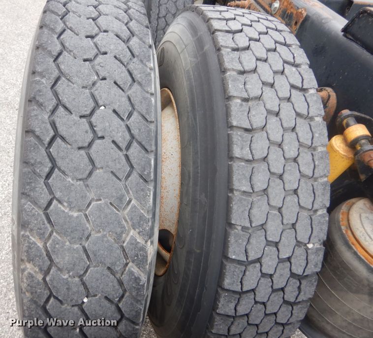 image for item IV9537 2007 International 9900i  truck cab and chassis