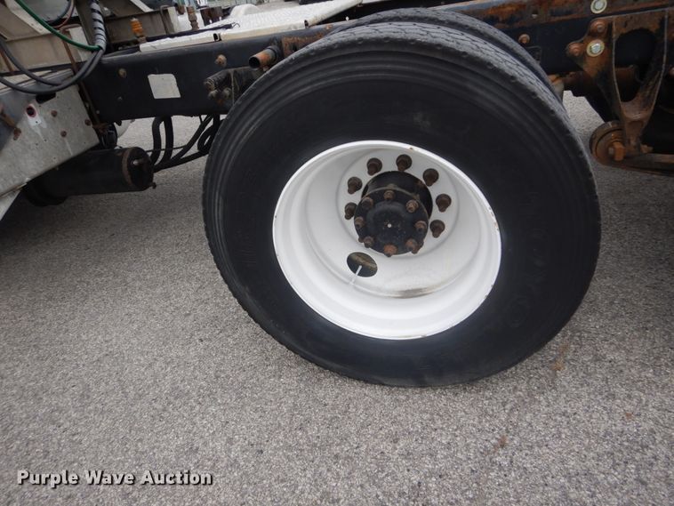 image for item IV9537 2007 International 9900i  truck cab and chassis