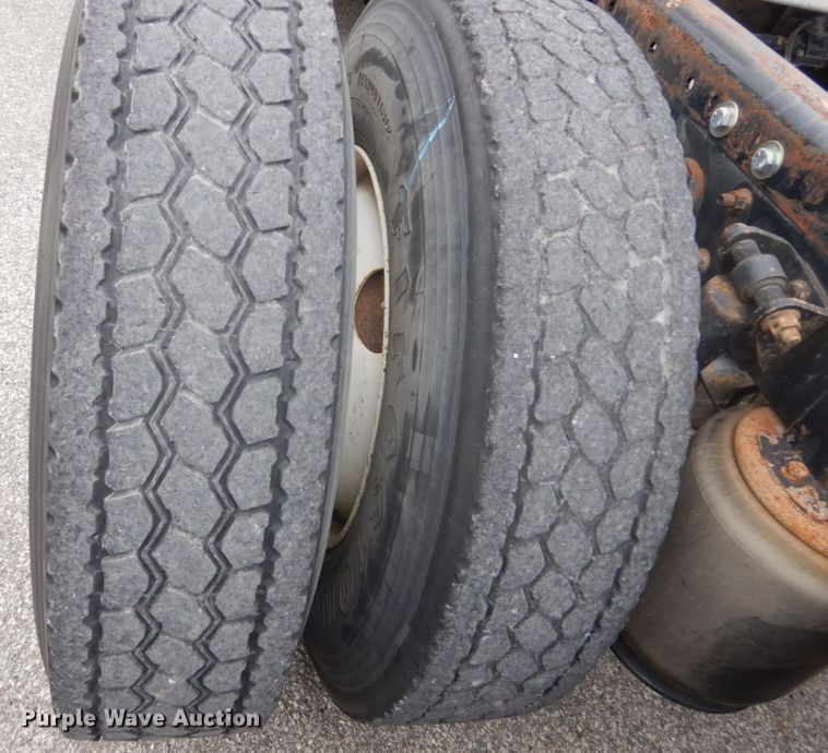 image for item IV9537 2007 International 9900i  truck cab and chassis