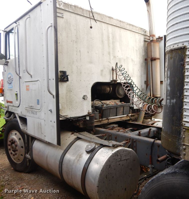 image for item IV9582 1988 International COF-9670  semi truck