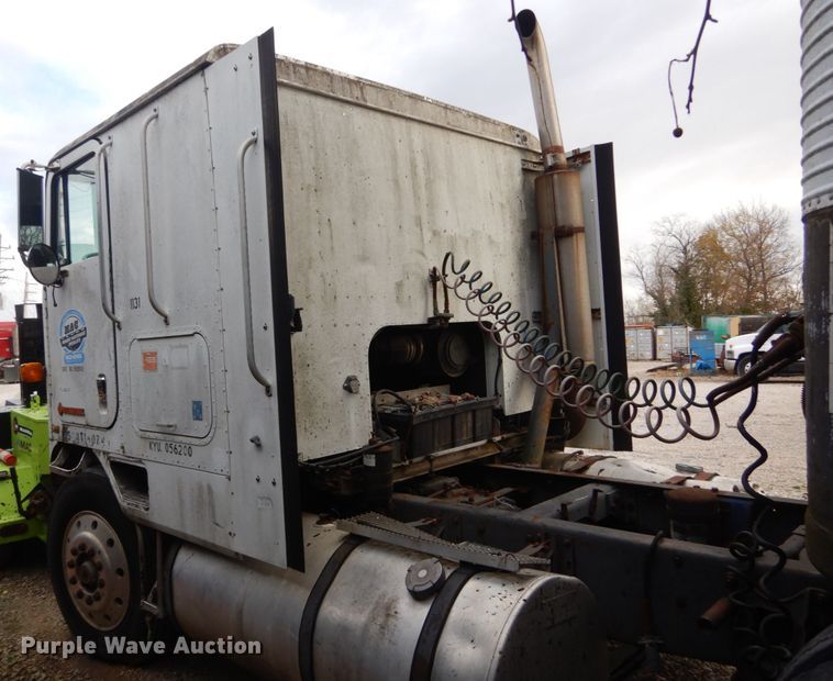 image for item IV9582 1988 International COF-9670  semi truck