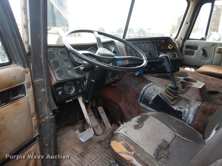 image for item IV9582 1988 International COF-9670  semi truck