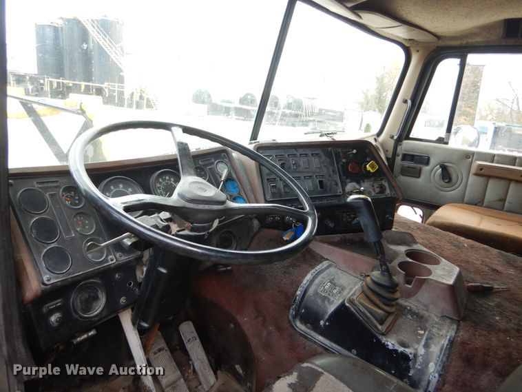 image for item IV9582 1988 International COF-9670  semi truck