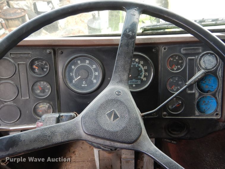 image for item IV9582 1988 International COF-9670  semi truck