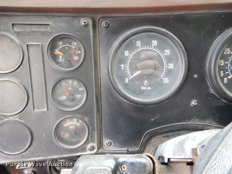 image for item IV9582 1988 International COF-9670  semi truck