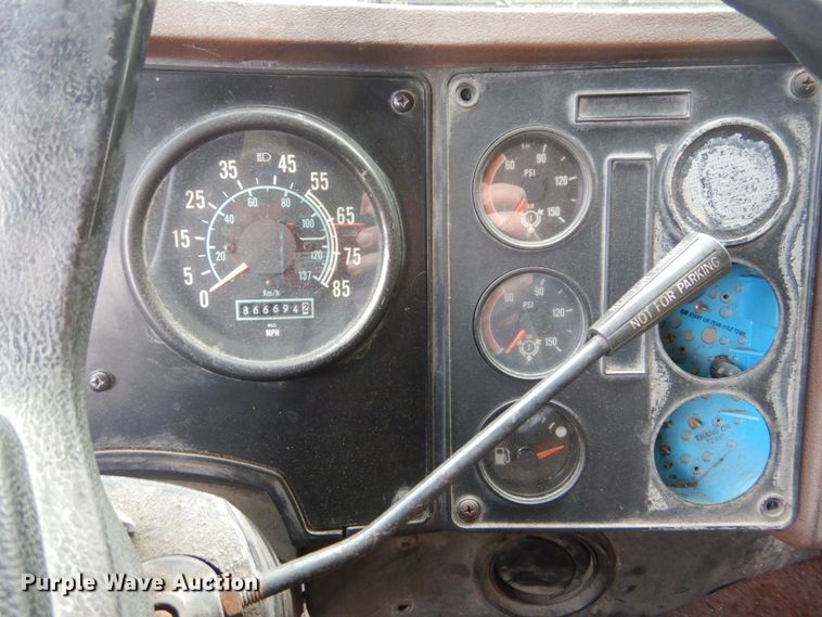 image for item IV9582 1988 International COF-9670  semi truck