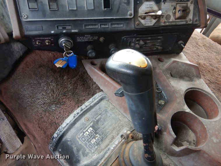 image for item IV9582 1988 International COF-9670  semi truck