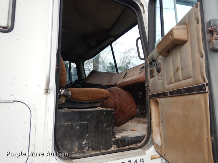 image for item IV9582 1988 International COF-9670  semi truck