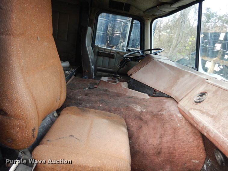 image for item IV9582 1988 International COF-9670  semi truck