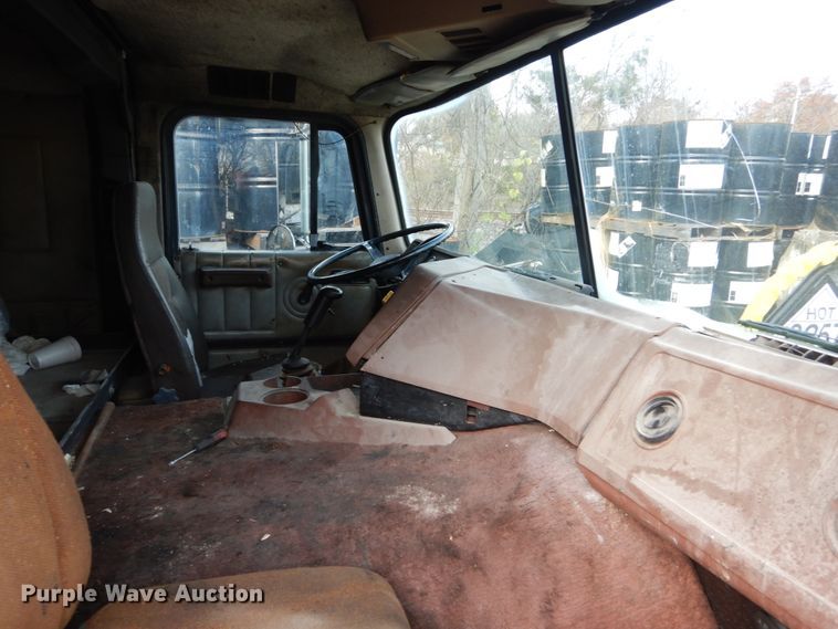 image for item IV9582 1988 International COF-9670  semi truck