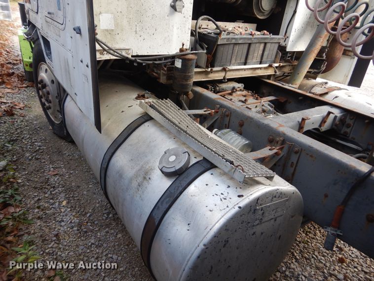 image for item IV9582 1988 International COF-9670  semi truck