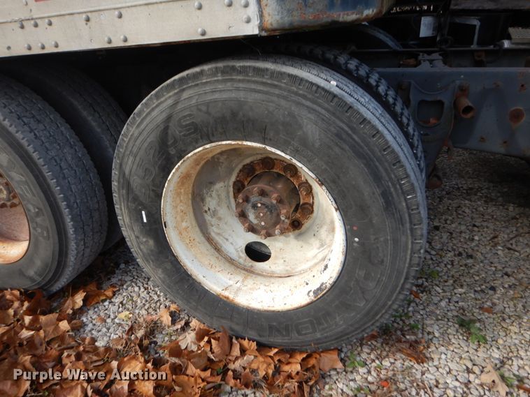 image for item IV9582 1988 International COF-9670  semi truck