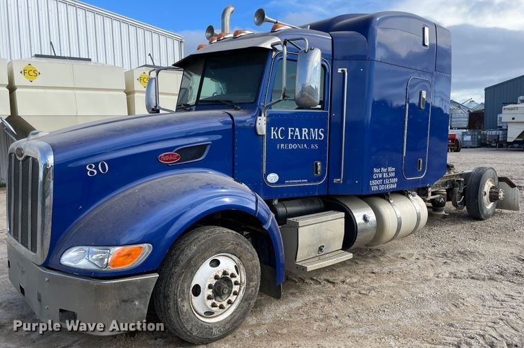 image for item IX9512 2013 Peterbilt 386  semi truck