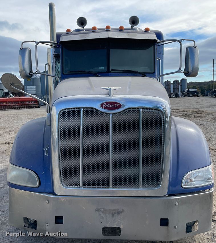 image for item IX9512 2013 Peterbilt 386  semi truck