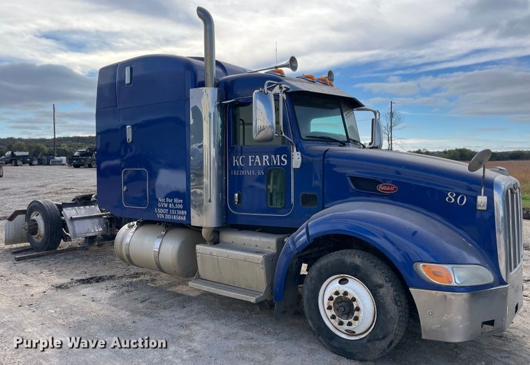 image for item IX9512 2013 Peterbilt 386  semi truck