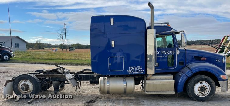 image for item IX9512 2013 Peterbilt 386  semi truck