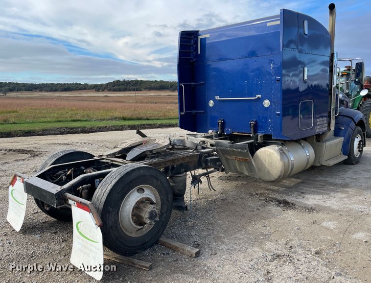 image for item IX9512 2013 Peterbilt 386  semi truck