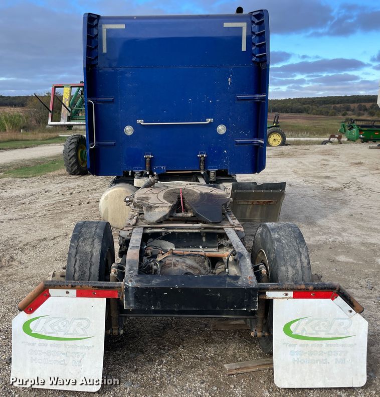 image for item IX9512 2013 Peterbilt 386  semi truck