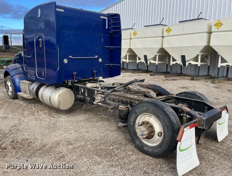 image for item IX9512 2013 Peterbilt 386  semi truck