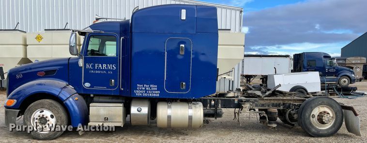 image for item IX9512 2013 Peterbilt 386  semi truck