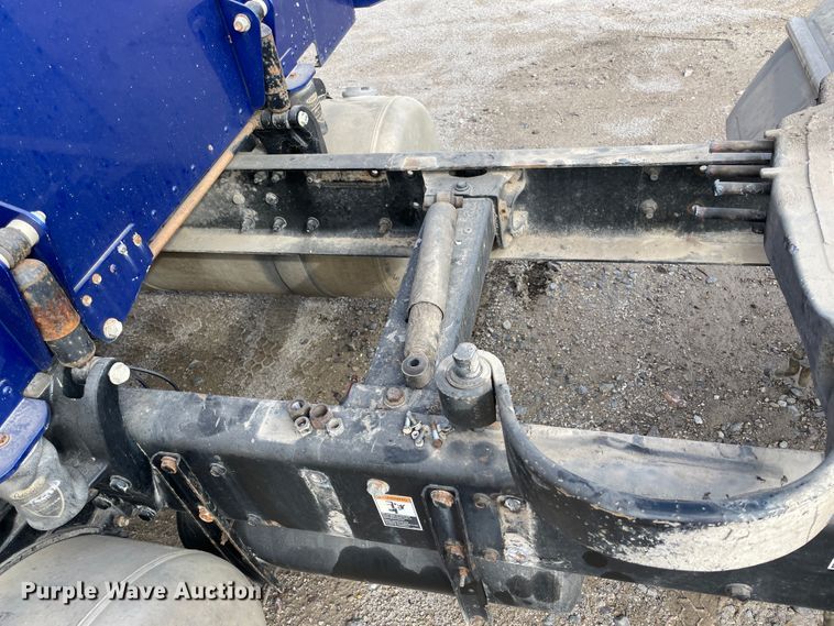 image for item IX9512 2013 Peterbilt 386  semi truck