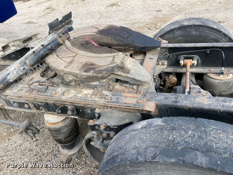 image for item IX9512 2013 Peterbilt 386  semi truck