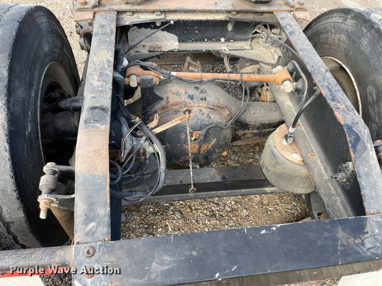 image for item IX9512 2013 Peterbilt 386  semi truck