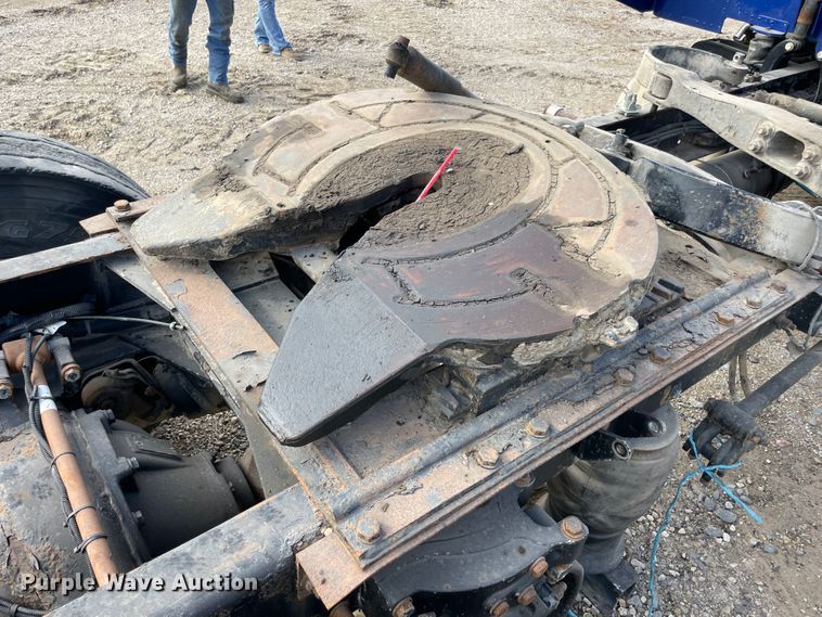 image for item IX9512 2013 Peterbilt 386  semi truck