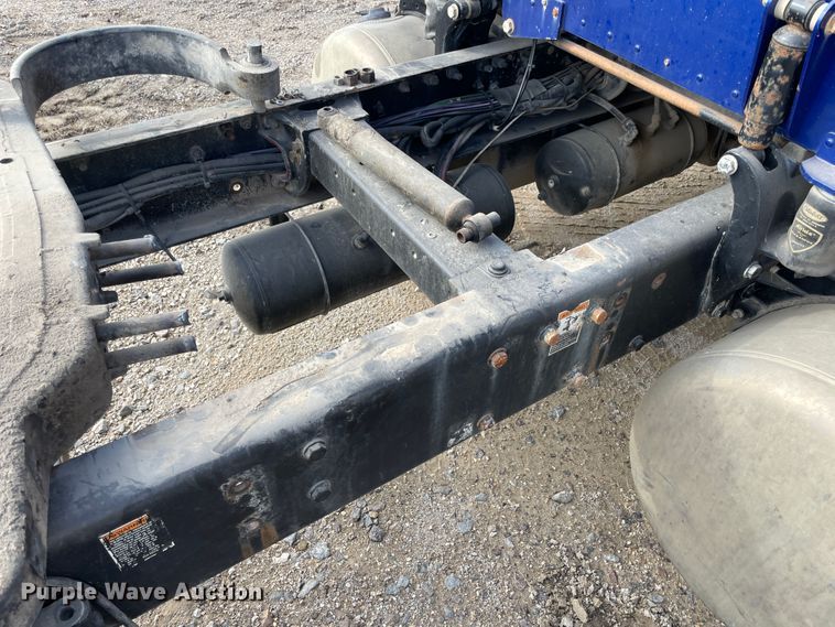 image for item IX9512 2013 Peterbilt 386  semi truck